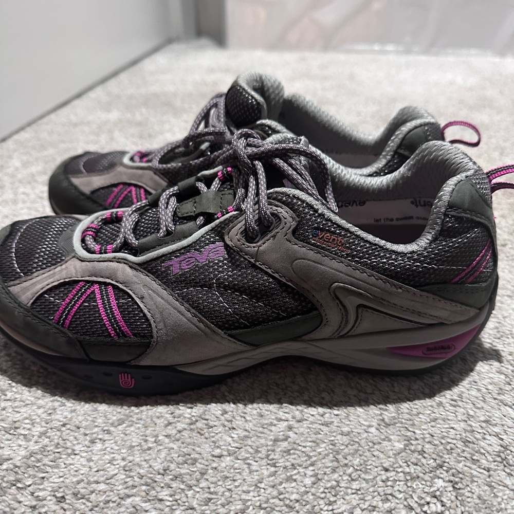 Teva Sky lake size 8.5